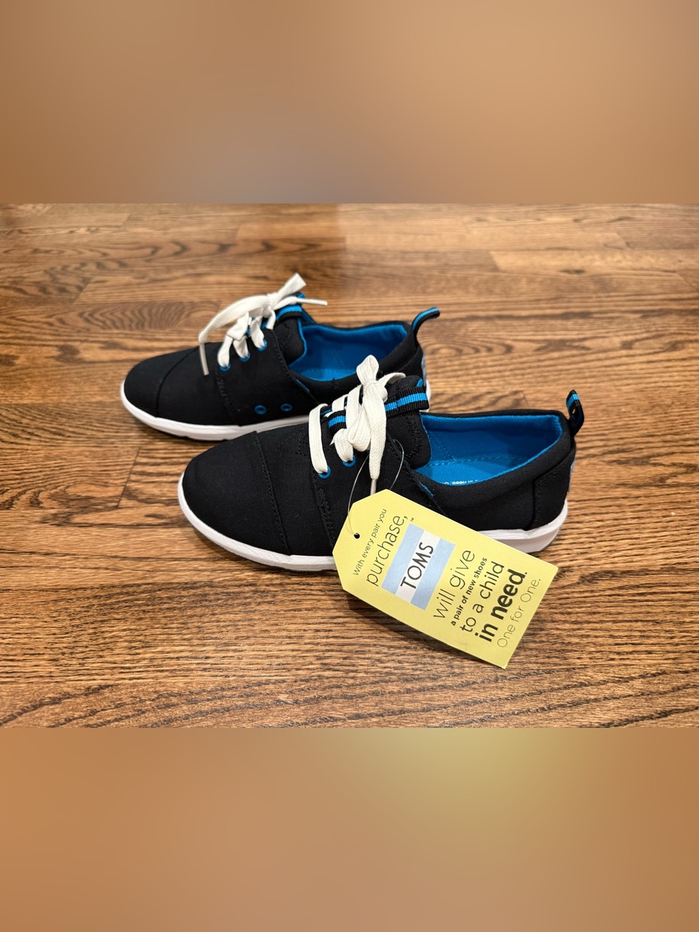 NEW TOMS Y2 Black Canvas Lace-Up Shoes